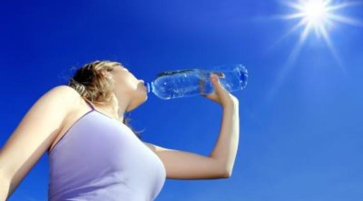 woman drkinking water from bottle