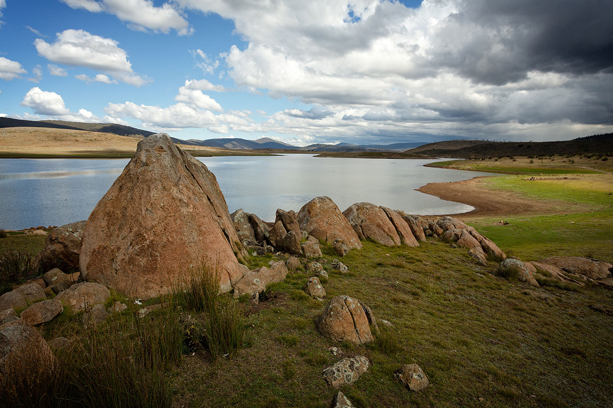 beautiful lake snowy high plains kosciuszko national park